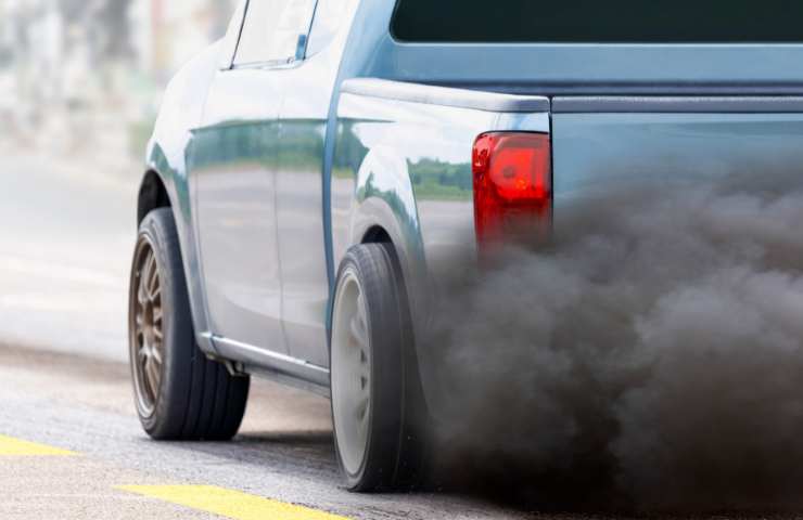 auto con fumo nero dallo scappamento