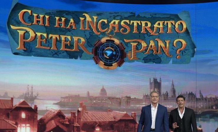 Screen 'Chi ha incastrato Peter Pan?' con logo, Paolo Bonolis e Luca Laurenti