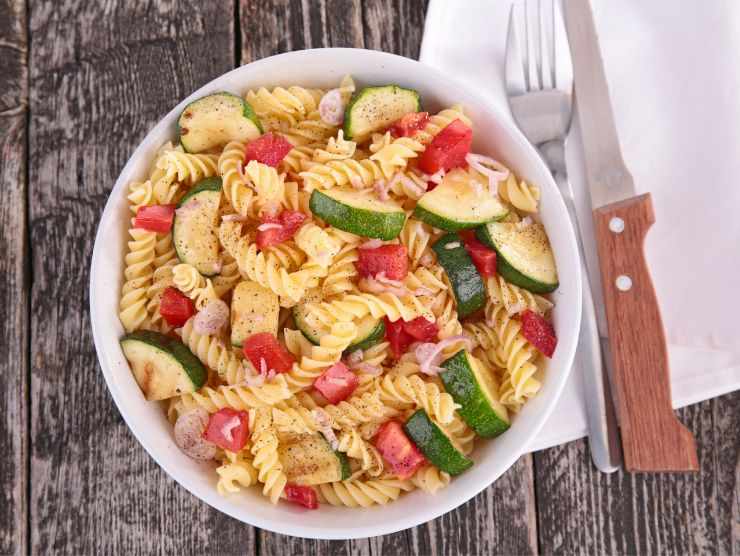 insalata di pasta con zucchine e pomodorini