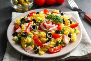 piatto di pasta fredda all'insalata