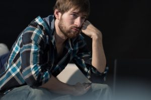 uomo triste e pensieroso