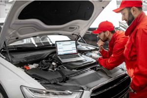 meccanici che fanno revisione all'auto