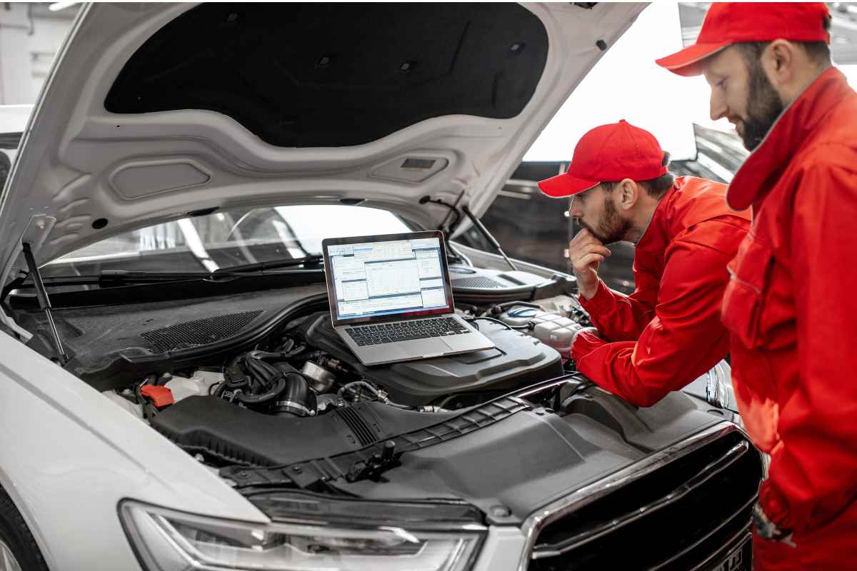 meccanici che fanno revisione all'auto