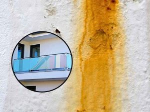sfondo macchi adi ruggine e tondo con balcone