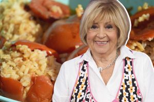 Anna Moroni e nello sfondo pomodori ripieni di riso