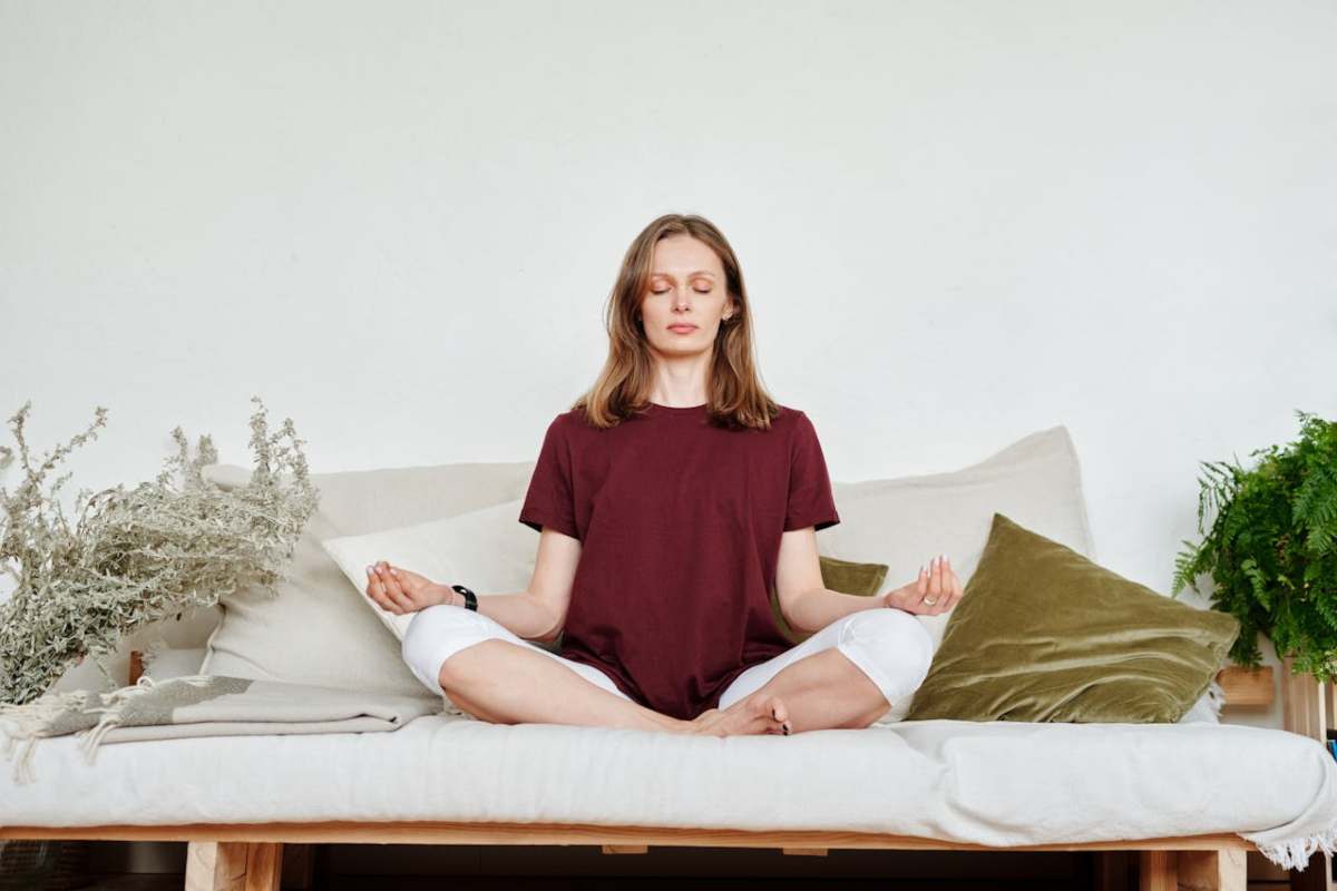 Donna che fa meditazione