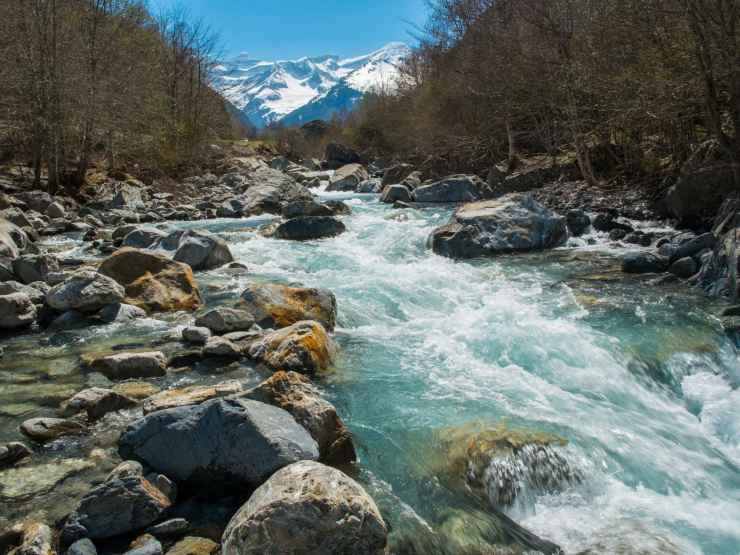 fiume e sassi