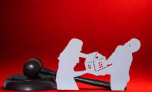 sagoma coppia litiga su casa, martello giudice