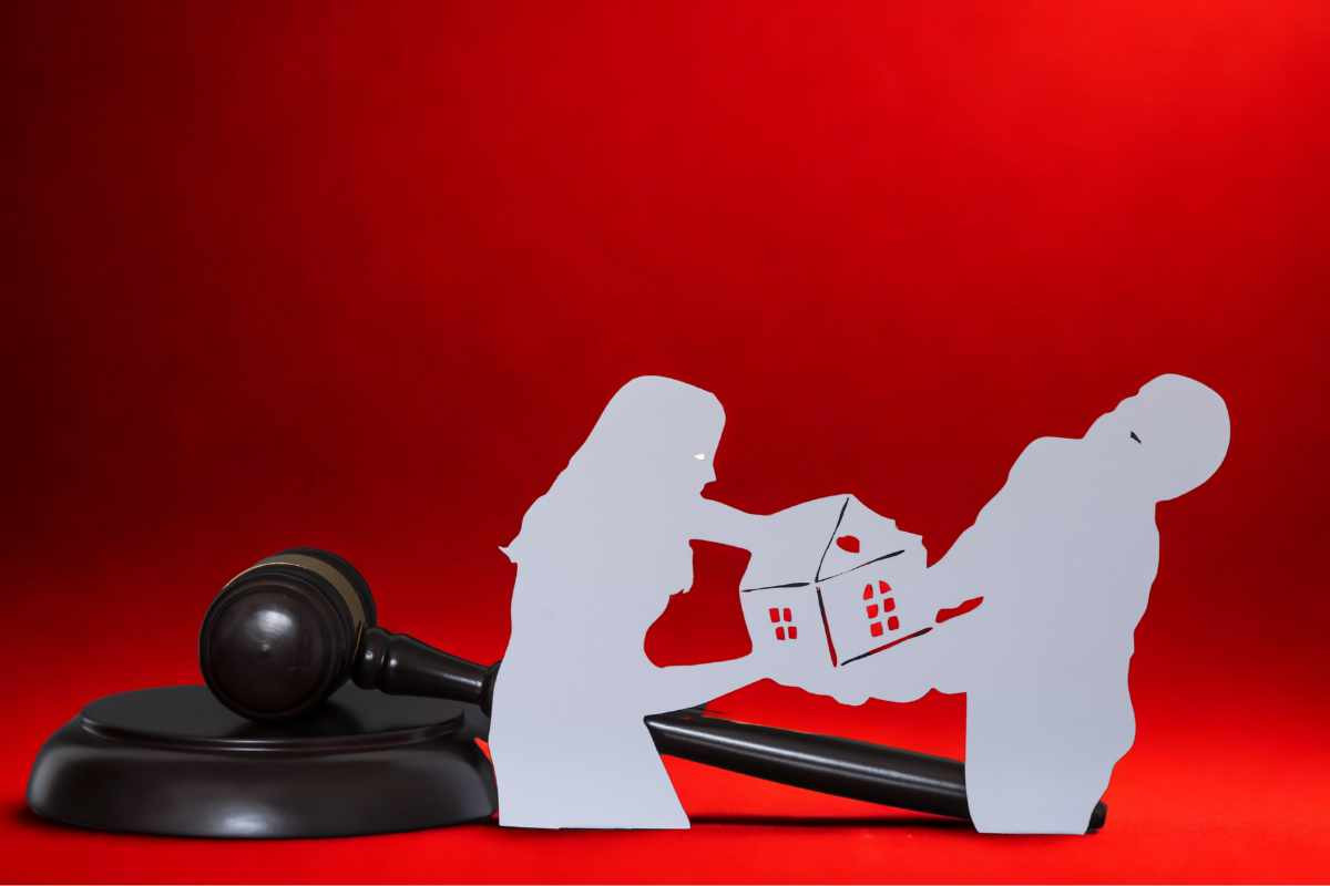 sagoma coppia litiga su casa, martello giudice