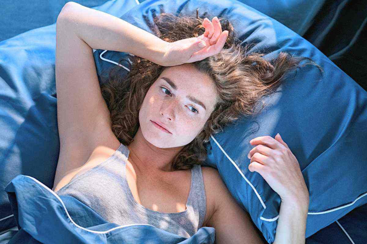 donna a letto insonne
