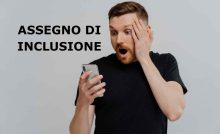 uomo legge sms, scritta assegno inclusione