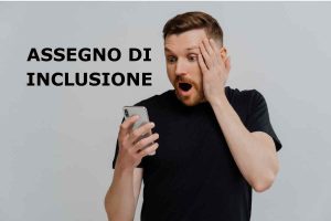 uomo legge sms, scritta assegno inclusione