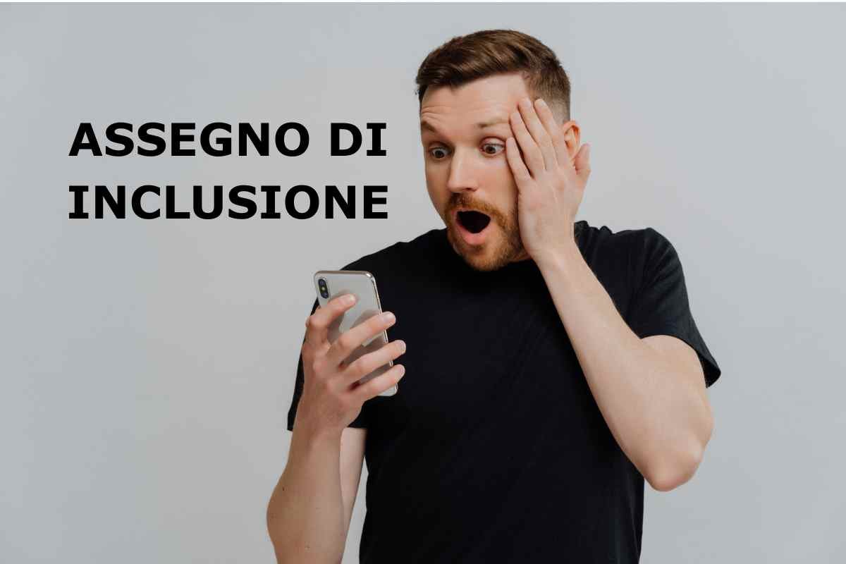 uomo legge sms, scritta assegno inclusione