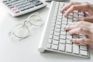 Dita che digitano sulla tastiera