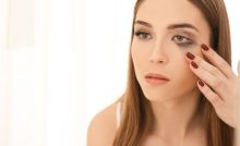 donna con trucco sbavato sul viso