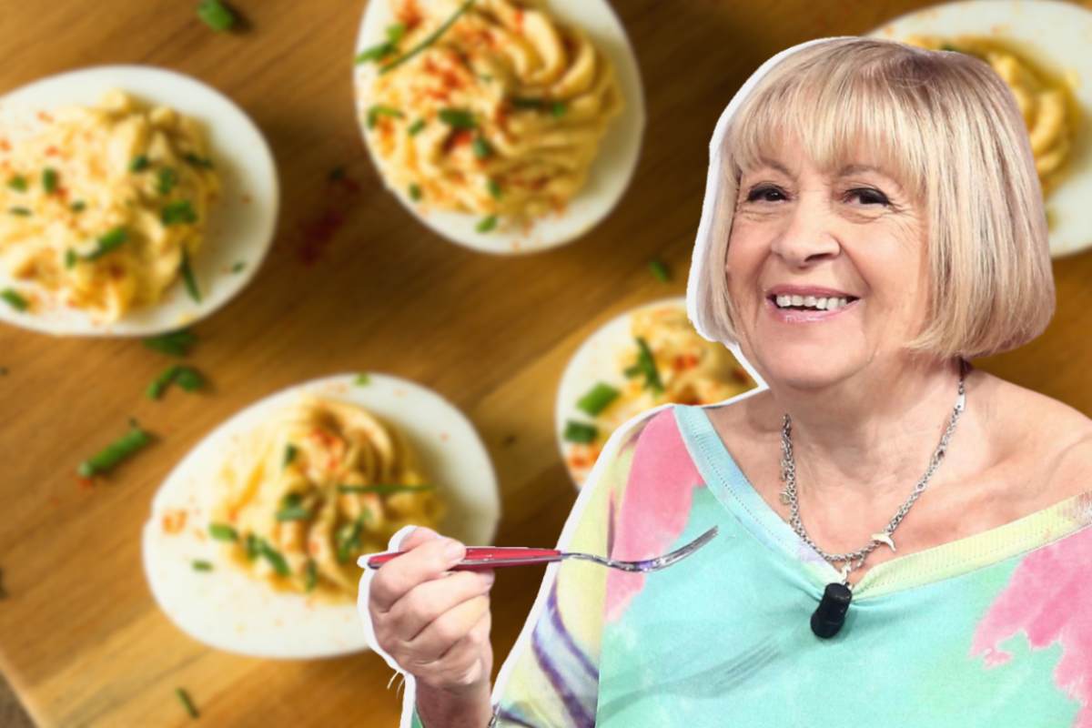 Anna Moroni e uova sode nello sfondo