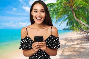 spiaggia tropicale sullo sfondo e donna con telefono in mano