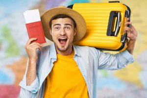 uomo con valigia e passaporto