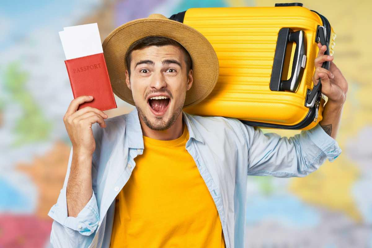 uomo con valigia e passaporto