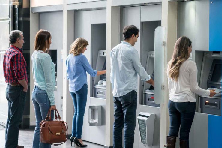 Persone al bancomat