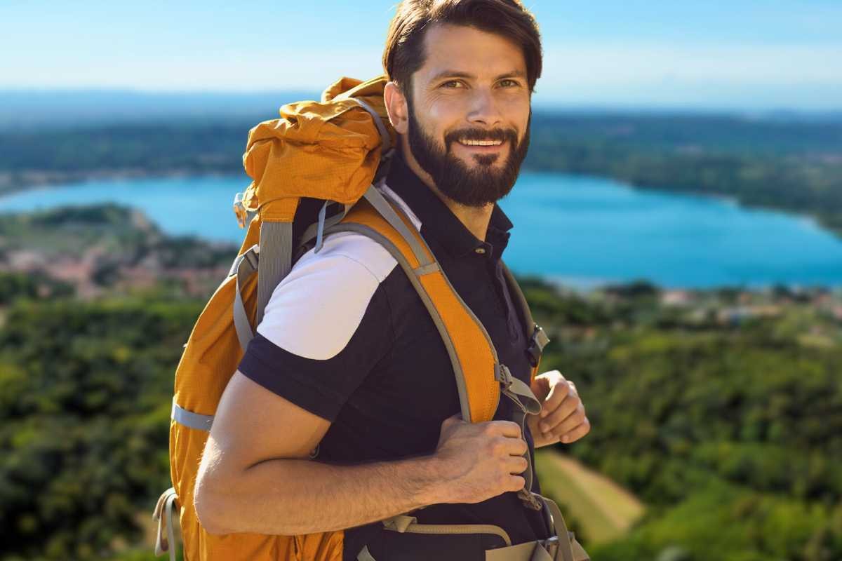 Uomo con zaino