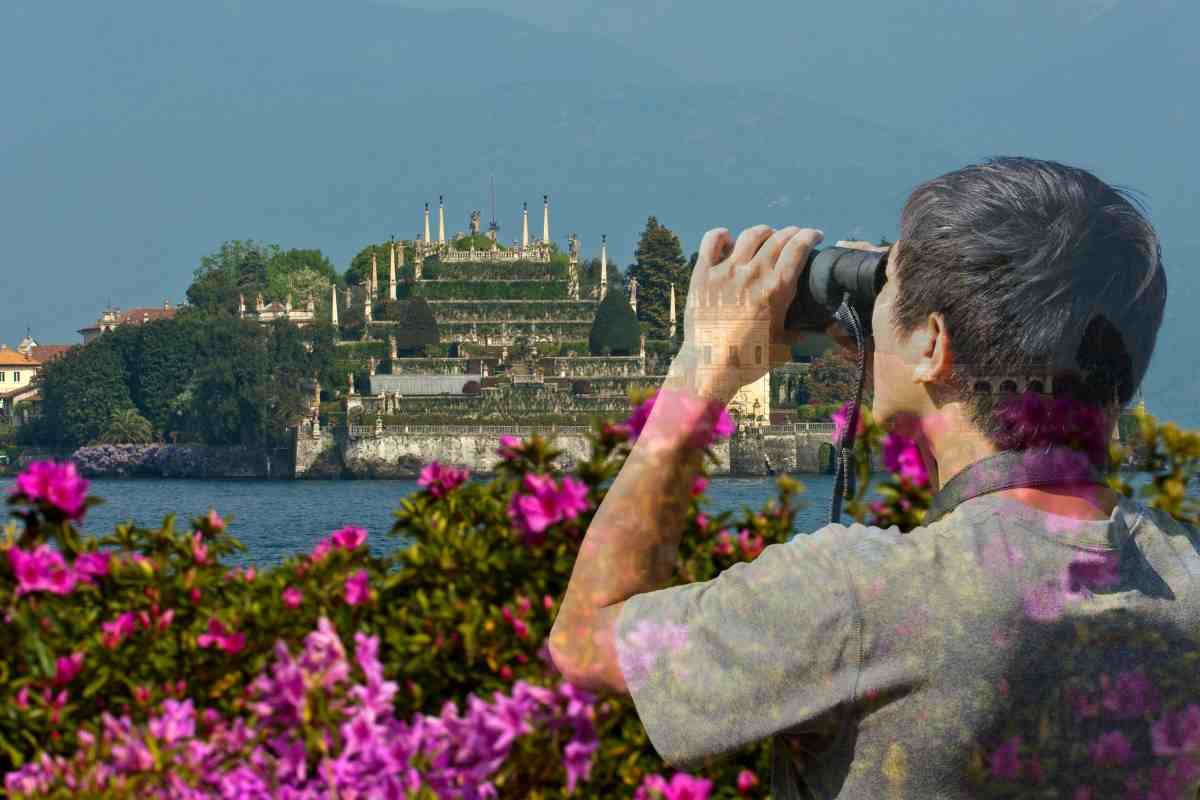 Isole Borromee e turista con binocolo