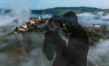 Borgo e coppia abbracciata