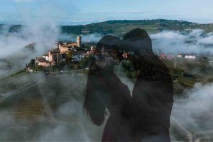 Borgo e coppia abbracciata