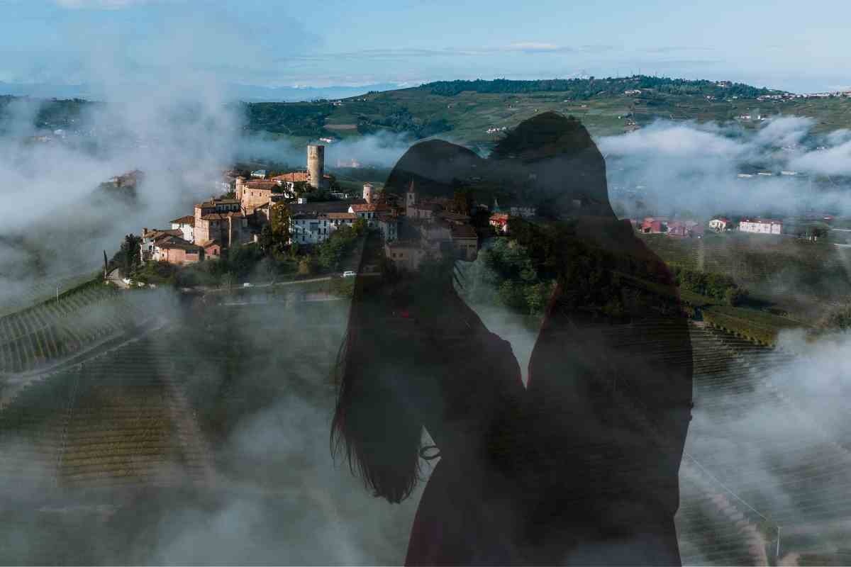 Borgo e coppia abbracciata