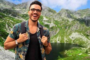 Uomo con zaino