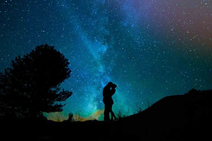 Coppia di notte nel bosco