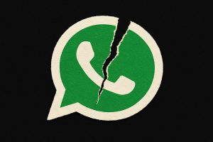 Logo di carta WhatsApp strappato in due