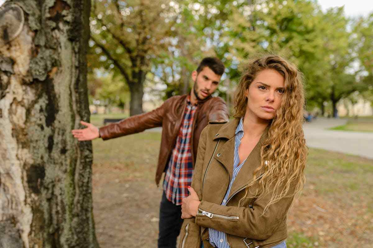 donna che va via e uomo che cerca di dare speigazioni