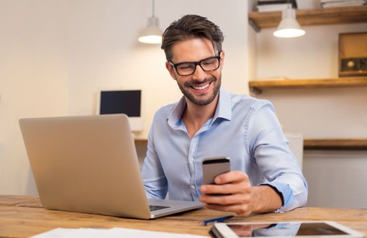 Uomo usa smartphone