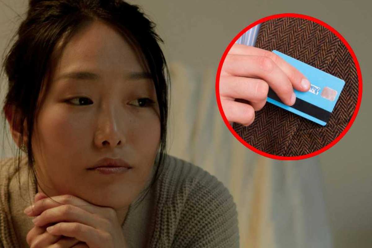 Ragazza con sguardo afflitto e in evidenza una carta di credito