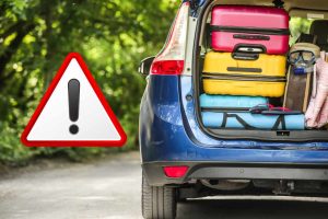 auto carica di valigie