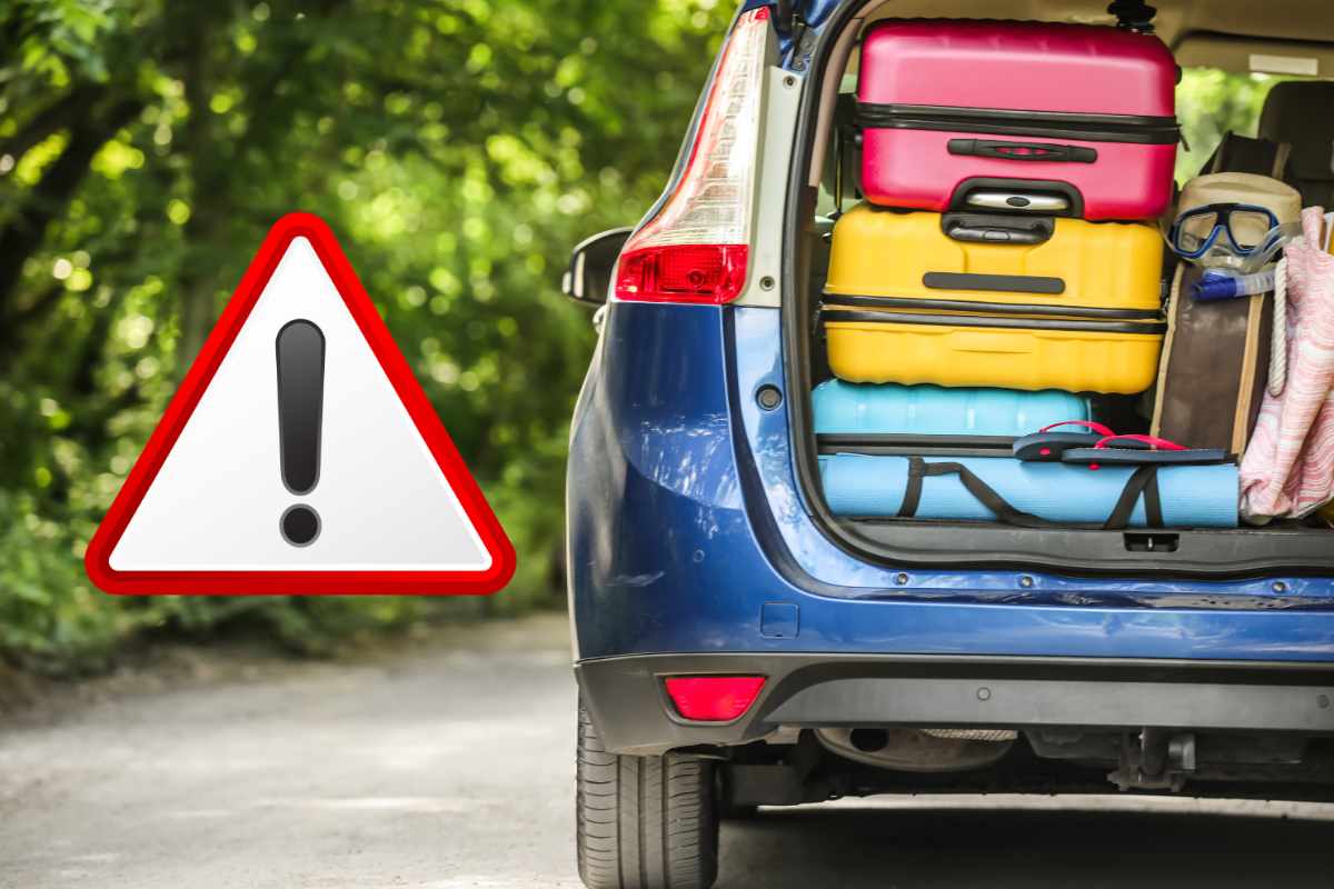auto carica di valigie
