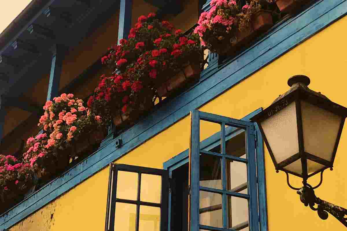 balcone con fiori rosa e fucsia