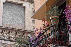 balcone con fiori variopinti