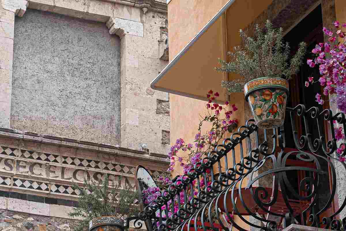 balcone con fiori variopinti
