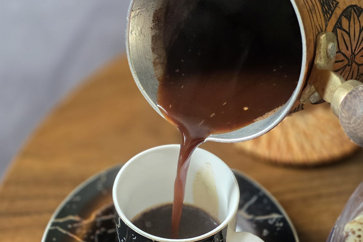 caffè versato in tazza