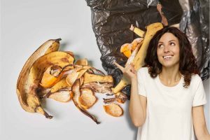 Donna indica bucce di banane