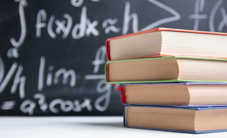 libri e lavagna sullo sfondo 