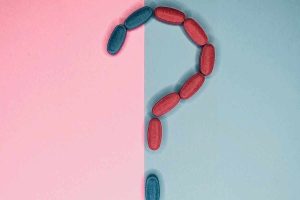 Punto interrogativo con sfondo rosa e azzurro