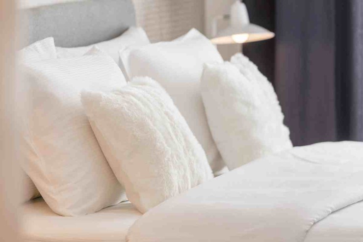 cuscini su letto