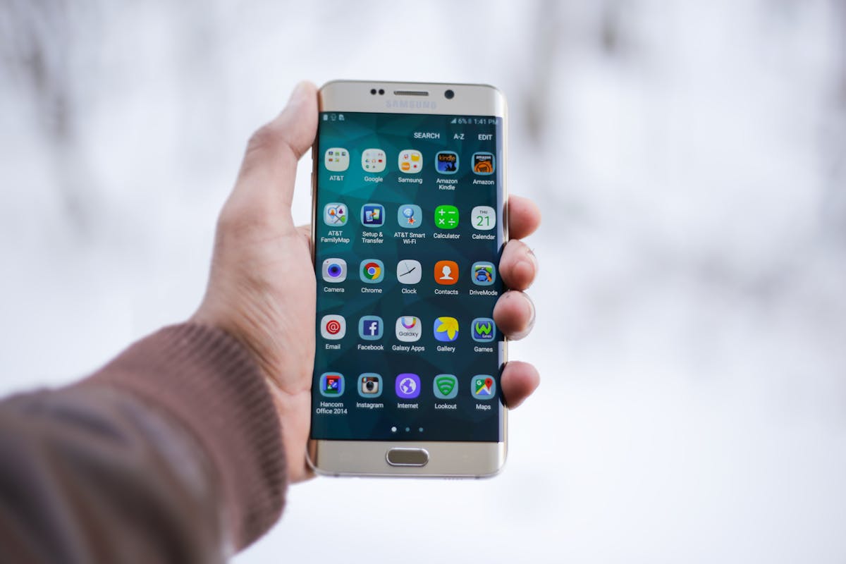 uomo con smartphone in mano