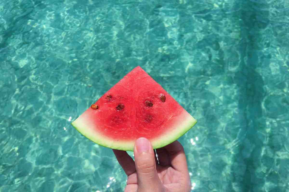anguria tenuta in mano in piscina