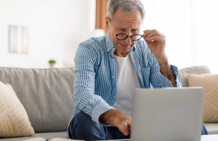 anziano legge mail