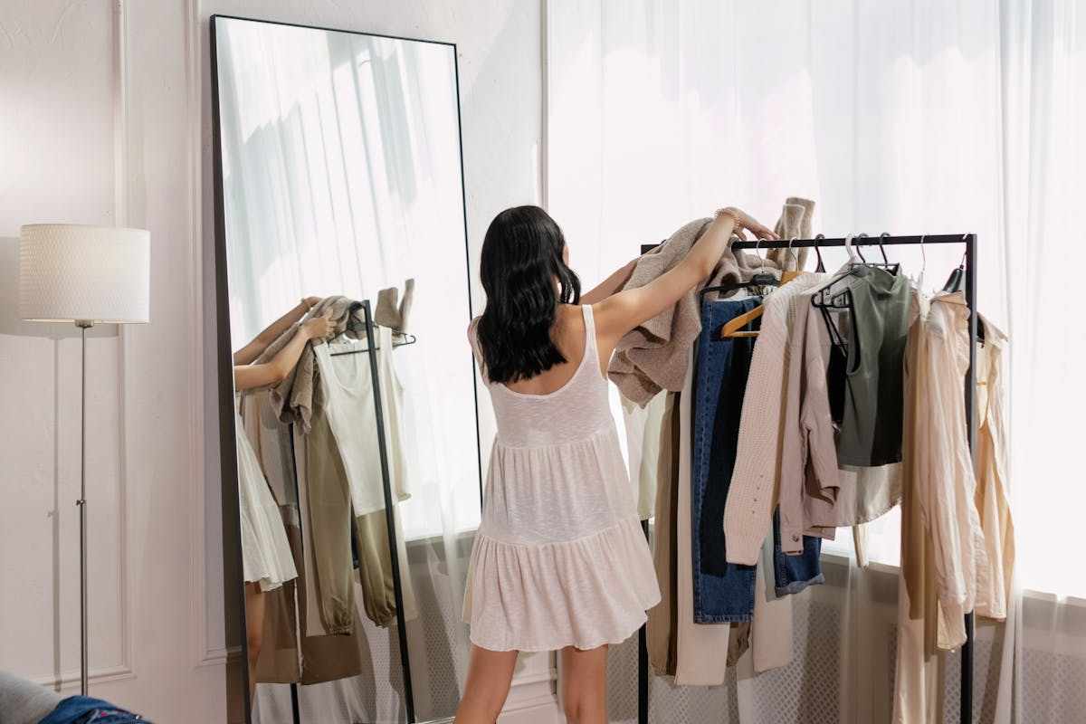 Donna che rimette in ordine vestiti