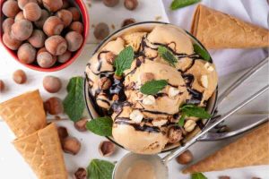 gelato alla nocciola, coni e nocciole